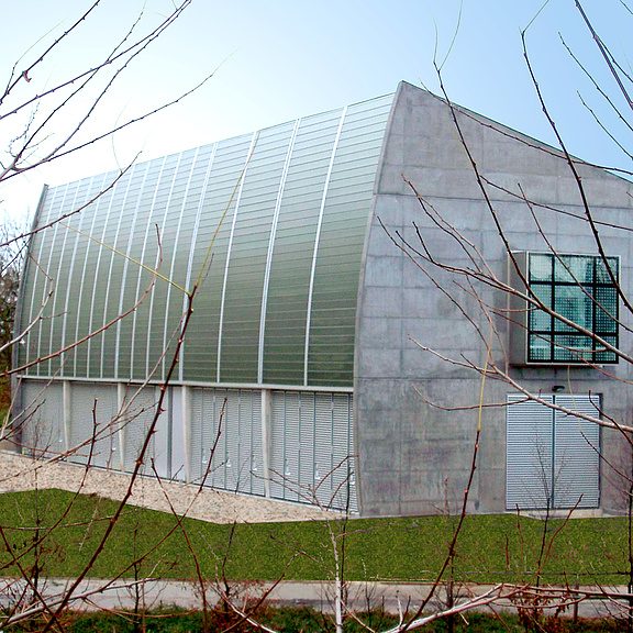 Umspannwerk EWAG mit gewölbter Metallfassade und Glasfeld