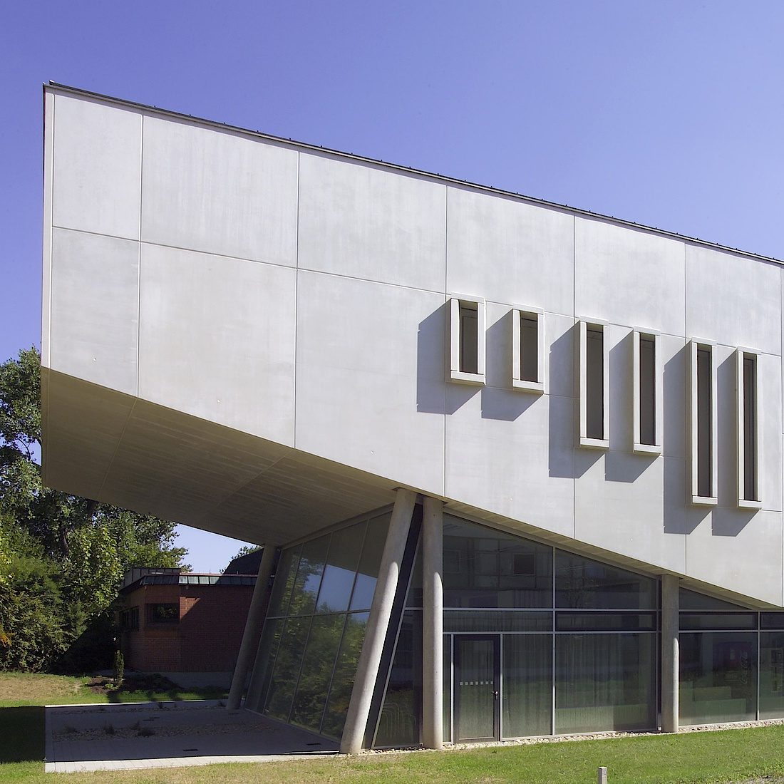 Hörsaalgebäude in Regensburg mit auskragendem hellem Baukörper auf Stützen