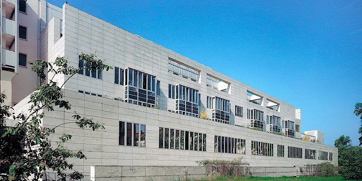 Erweiterungsbau des St. Theresienkrankenhauses mit heller Natursteinfassade