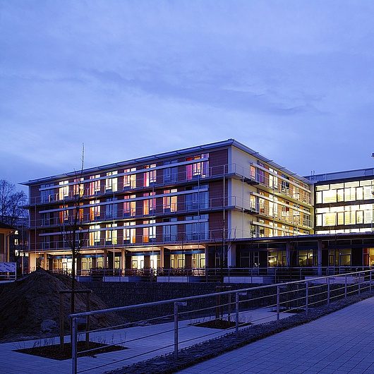 Perioperatives Zentrum Rostock am Abend mit geschichteter Glasfassade
